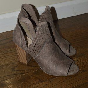 FERGIE Distressed Leather Shoe Boots~3.5" Heel~Slip On~Super Cute~sz 9